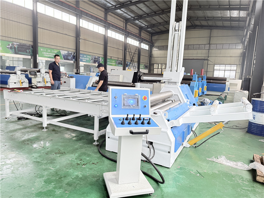四辊卷板机借助辅助装置进行精准作业